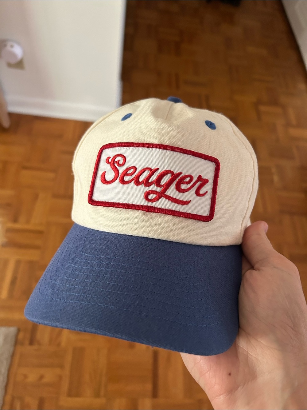 Seager SnapBack hat - cream and blue